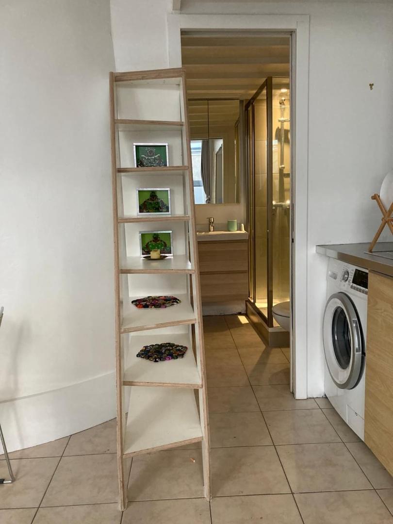 Intimate Near Republique Apartment